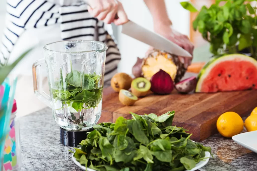 Descubra os 12 benefícios do suco verde, como fazer a receita, como surgiu essa ideia e quais são os melhores acompanhamentos para essa bebida.