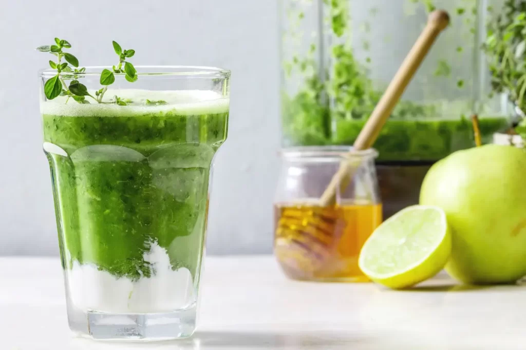 Descubra os 12 benefícios do suco verde, como fazer a receita, como surgiu essa ideia e quais são os melhores acompanhamentos para essa bebida.