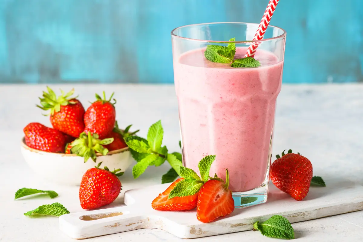 Aprenda o que é um smoothie de morango, por que ele é bom para saúde, como fazer uma receita simples e saborosa de smoothie de morango.