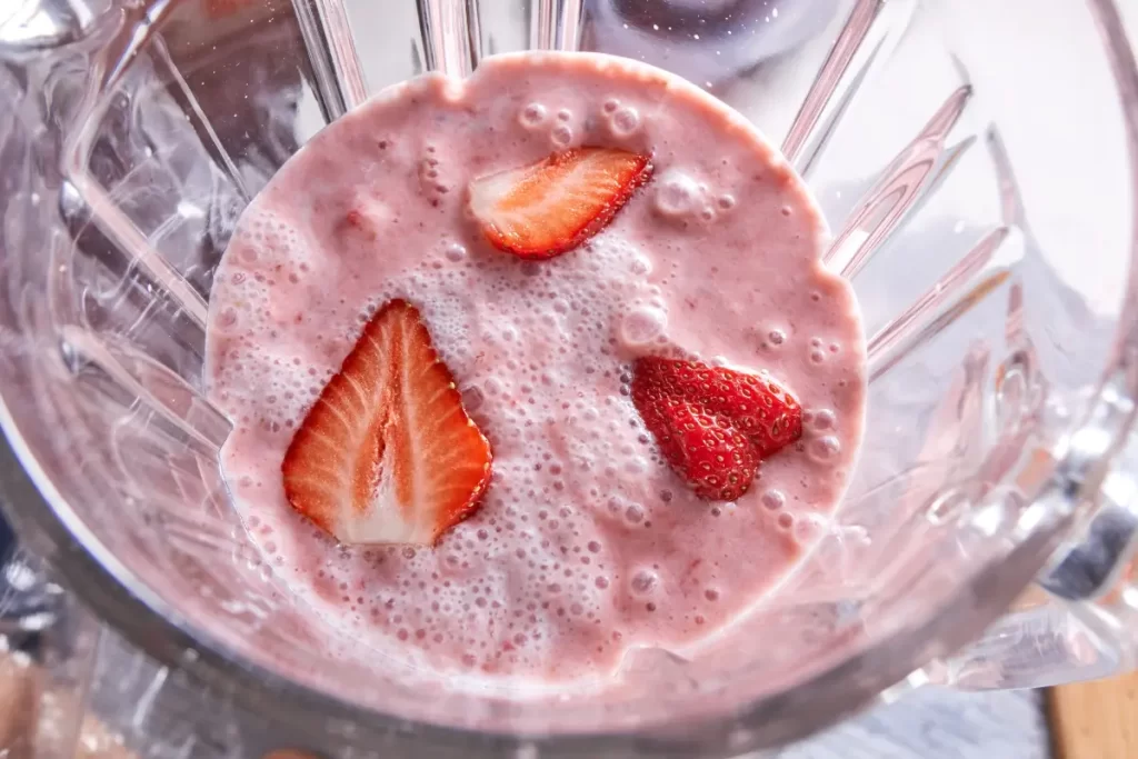 Aprenda o que é um smoothie de morango, por que ele é bom para saúde, como fazer uma receita simples e saborosa de smoothie de morango.