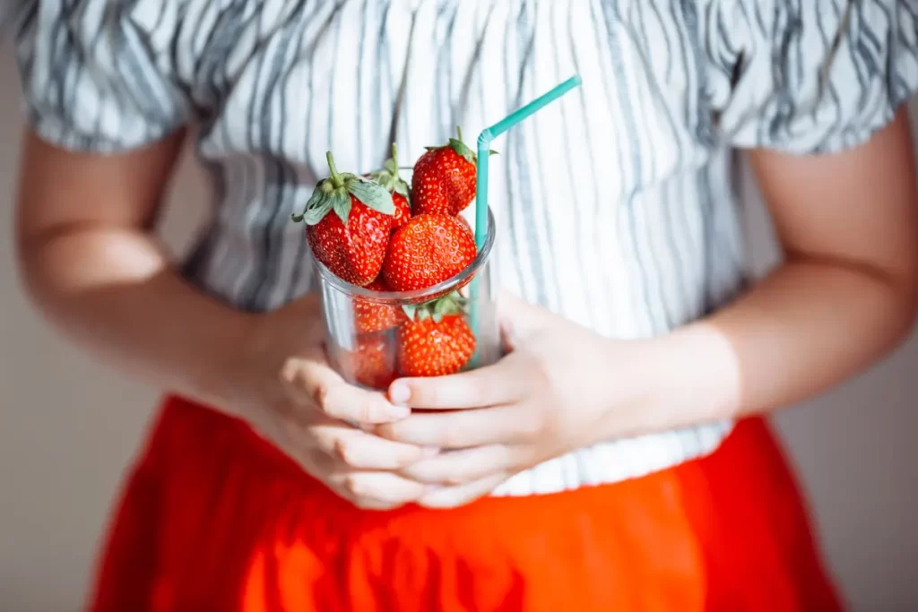 Aprenda o que é um smoothie de morango, por que ele é bom para saúde, como fazer uma receita simples e saborosa de smoothie de morango.