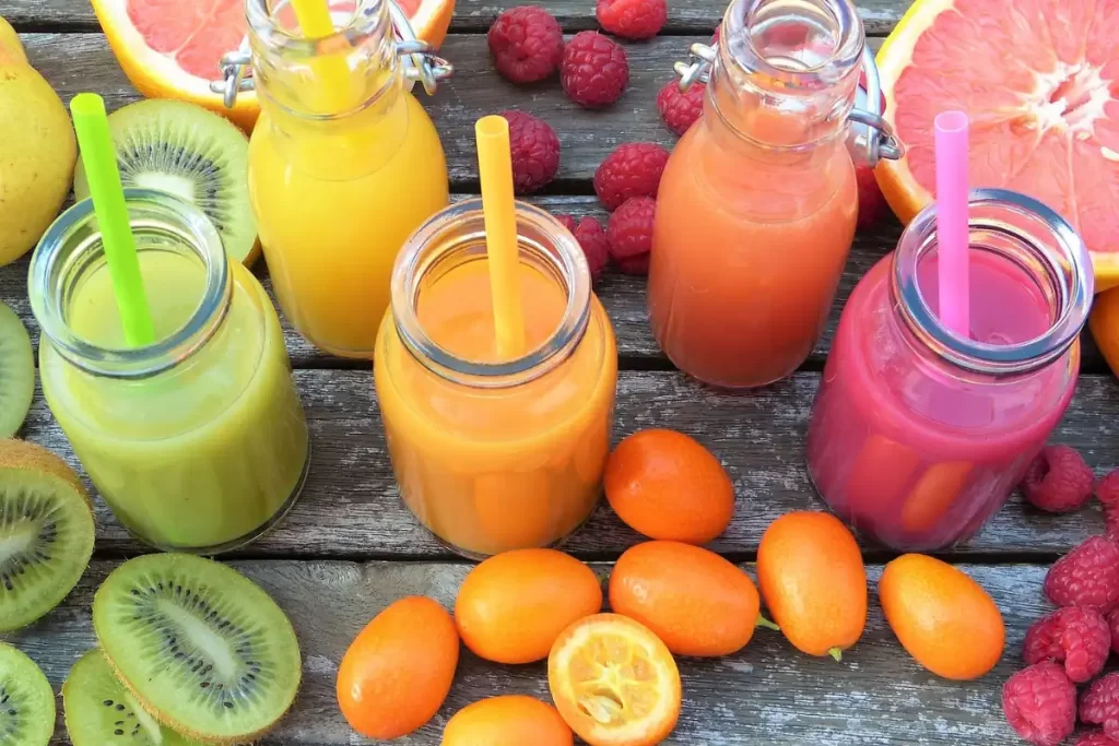 Descubra os benefícios dos smoothies energizantes para iniciar bem o seu dia. Aprenda como fazer smoothies deliciosos com as 10 receitas mais saudáveis