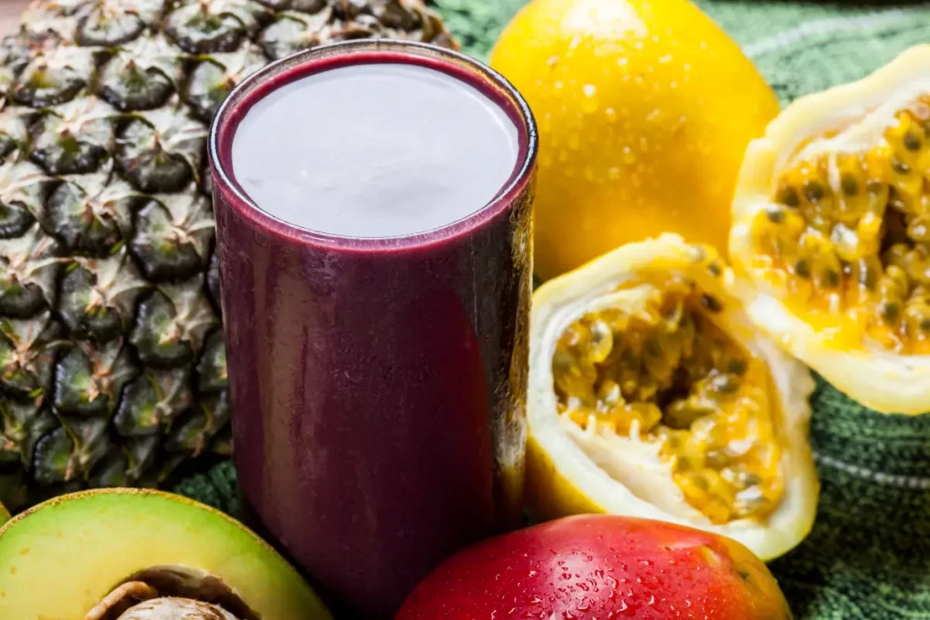 Descubra os benefícios do suco de açaí e aprenda diferentes receitas para preparar essa deliciosa e nutritiva bebida. Como fazer o suco de açai e para que serve.