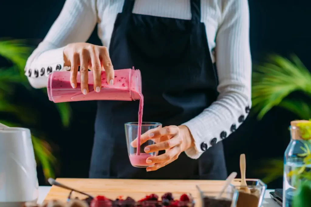 Descubra tudo sobre o suco de ameixa vermelha, como fazer e seus benefícios para a saúde da pele.