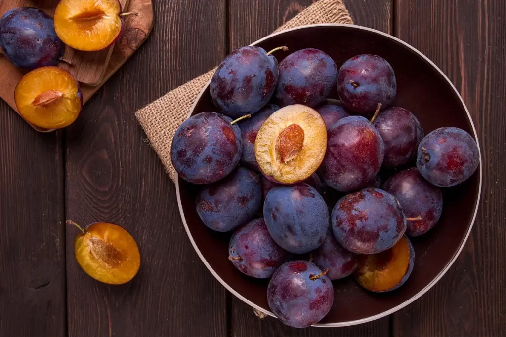 Descubra tudo sobre o suco de ameixa vermelha, como fazer e seus benefícios para a saúde da pele.