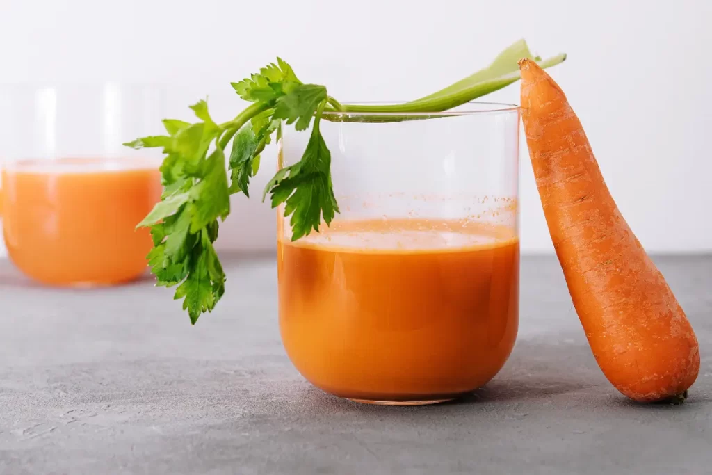 Descubra os benefícios do suco de cenoura com limão para a sua saúde e ganhe esse elixir natural do emagrecimento para o seu dia a dia. 