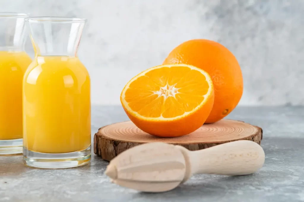 Descubra os incríveis benefícios do suco de couve com laranja para a sua saúde e bem-estar. Aprenda como fazer o suco de couve com laranja. Para que serve o suco de couve com laranja.