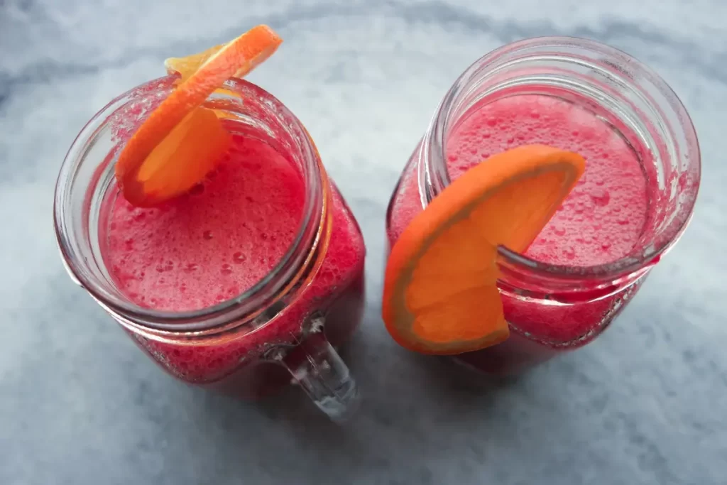 Descubra os benefícios do suco de laranja com beterraba e cenoura e aprenda a fazer essa deliciosa e saudável combinação.