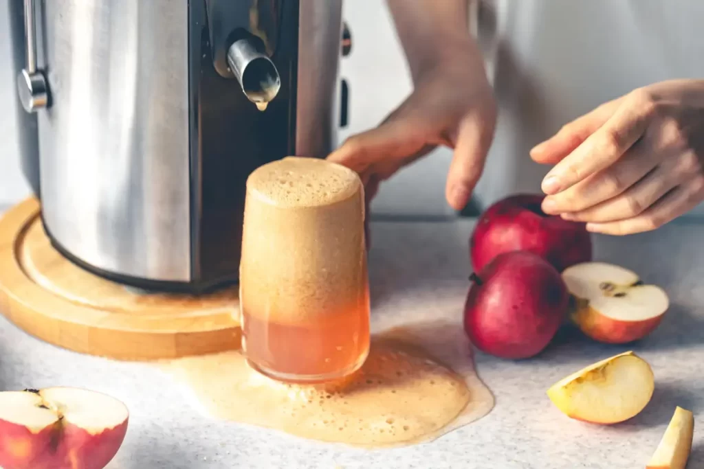 Aprenda 10 receitas de suco de maçã com limão, como fazer o suco de maçã com limão, para que serve e os seus imensos benefícios a saúde.