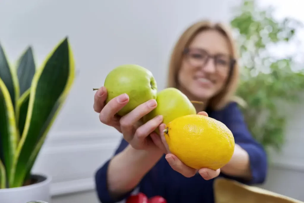 Aprenda 10 receitas de suco de maçã com limão, como fazer o suco de maçã com limão, para que serve e os seus imensos benefícios a saúde.