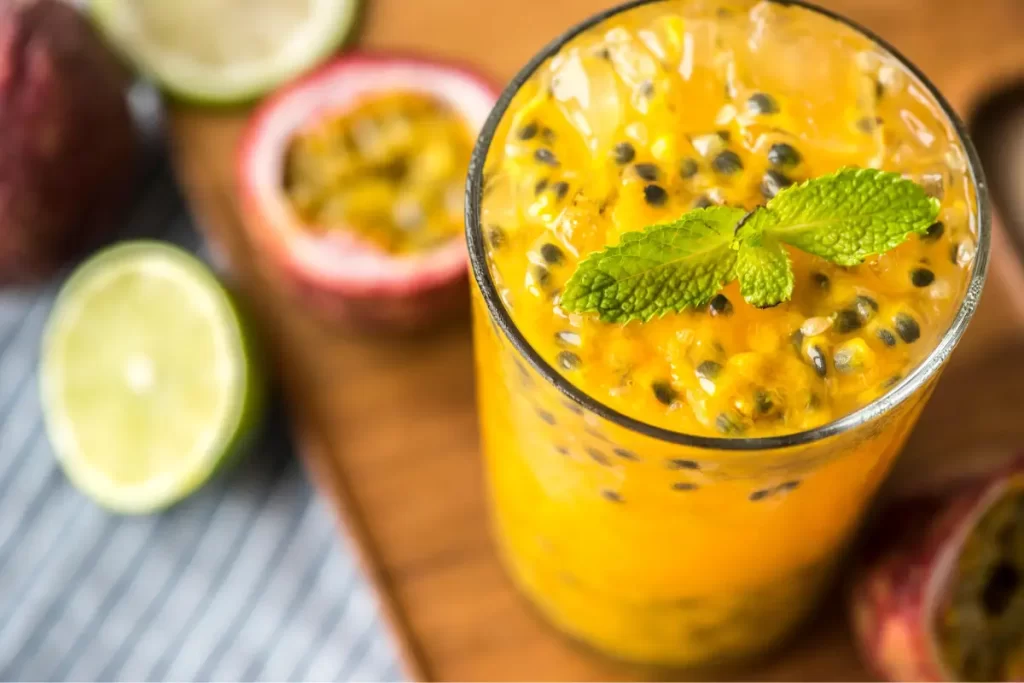 Descubra os incríveis benefícios do suco de maracujá no combate ao estresse, insônia e ansiedade e aprenda a como fazer essa receita deliciosa.