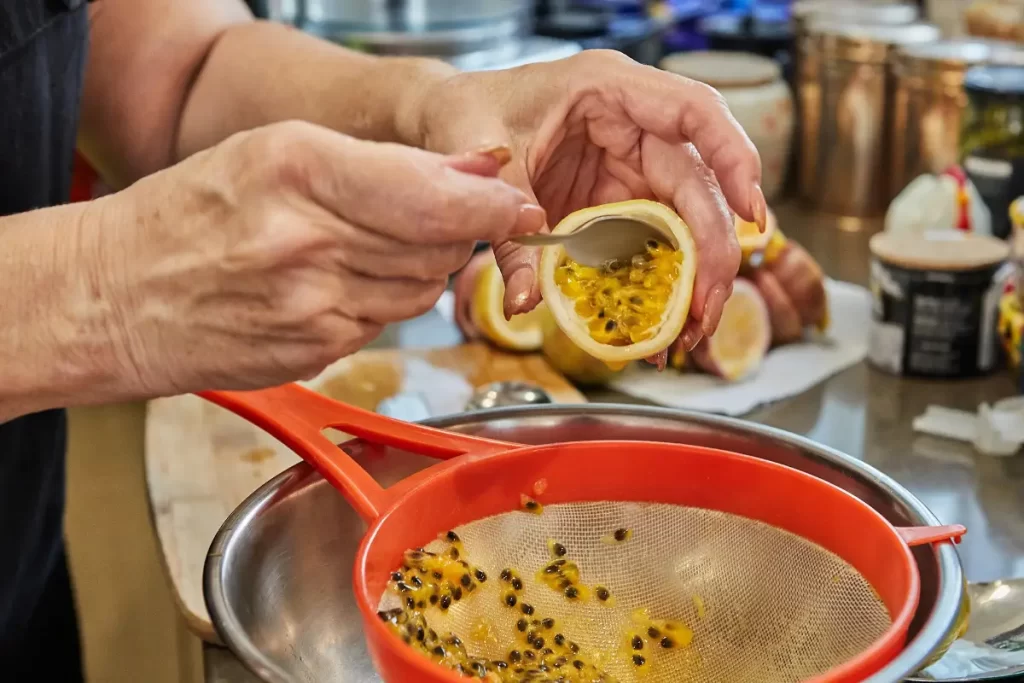 Descubra os incríveis benefícios do suco de maracujá no combate ao estresse, insônia e ansiedade e aprenda a como fazer essa receita deliciosa.