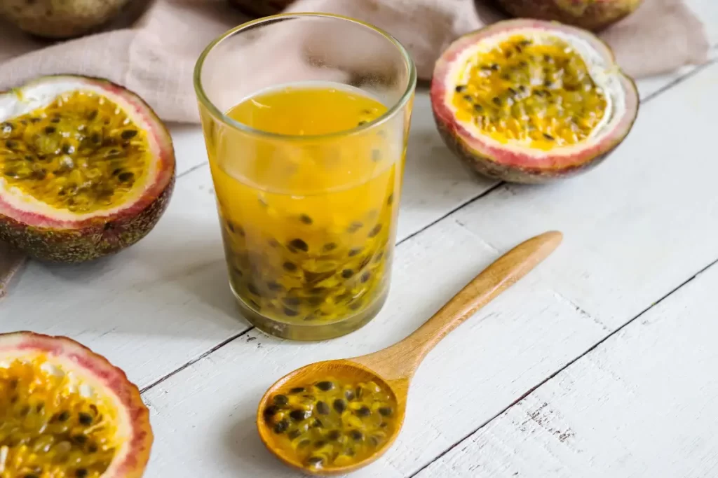 Descubra os incríveis benefícios do suco de maracujá no combate ao estresse, insônia e ansiedade e aprenda a como fazer essa receita deliciosa.