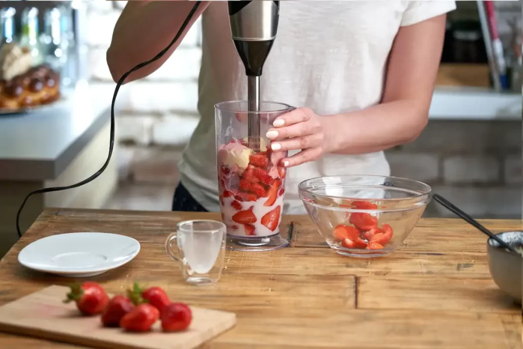 Descubra a história do suco de morango, seus benefícios para a saúde da pele e corpo. Além de aprender como fazer receitas deliciosas para experimentar.