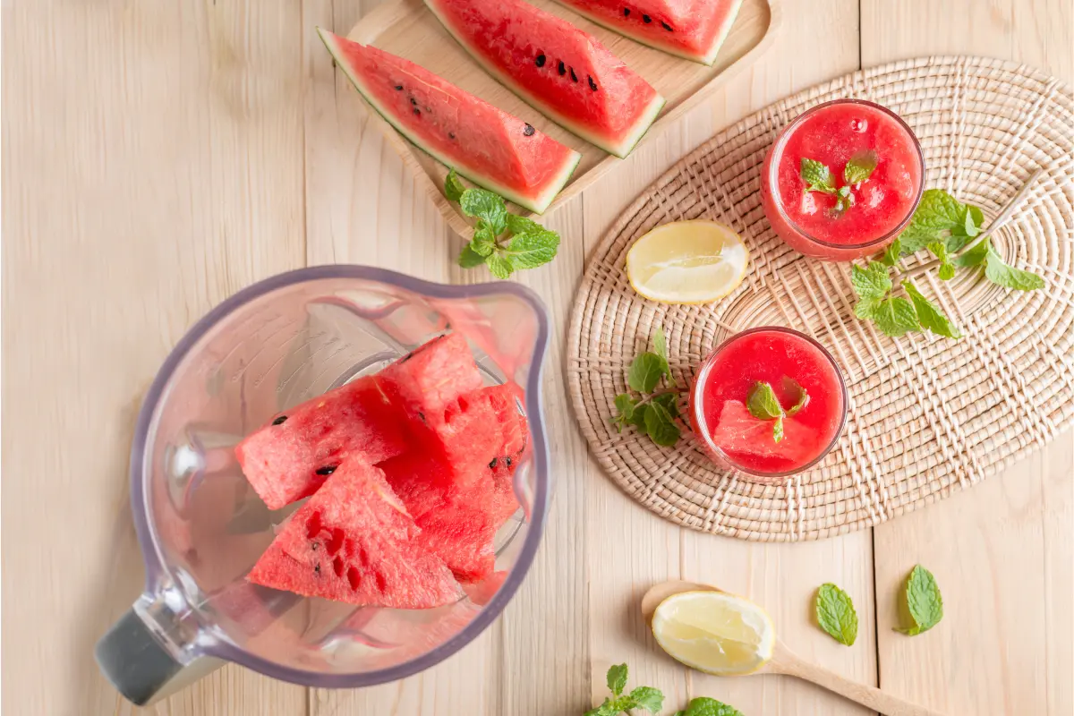 Embarque em uma jornada saborosa e saudável, explorando as maravilhas do suco de melancia com limão. Descubra os benefícios nutricionais dessa bebida, aprenda como fazer de maneira simples e rápida varias receitas.