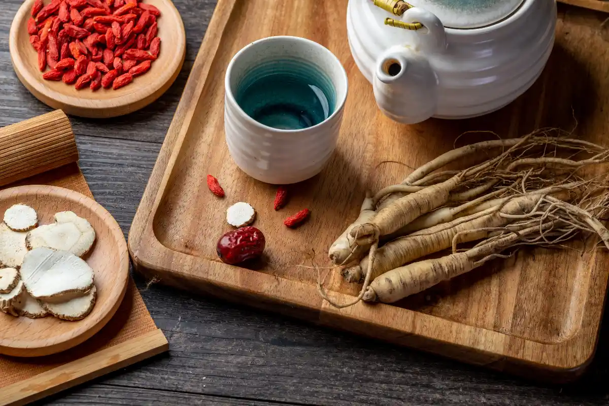 Descubra os incríveis benefícios do chá de ginseng para aumentar a energia, melhorar a função cerebral e fortalecer o sistema imunológico. Saiba como preparar o chá corretamente e conheça os possíveis efeitos colaterais a serem considerados.