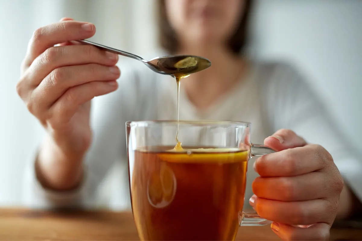 Descubra tudo o que você precisa saber sobre o chá de limão com mel, desde seus benefícios para a saúde, como fazer o chá de limão com mel e suas poderosas variações de ingredientes.