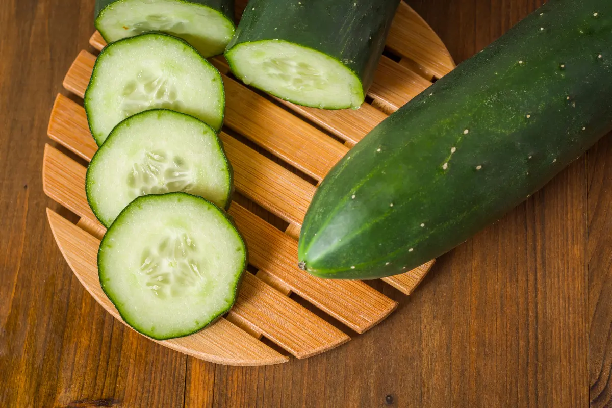 Conheça os benefícios do suco de pepino para a saúde e aprenda deliciosas receitas para incluir essa bebida poderosa na sua rotina.