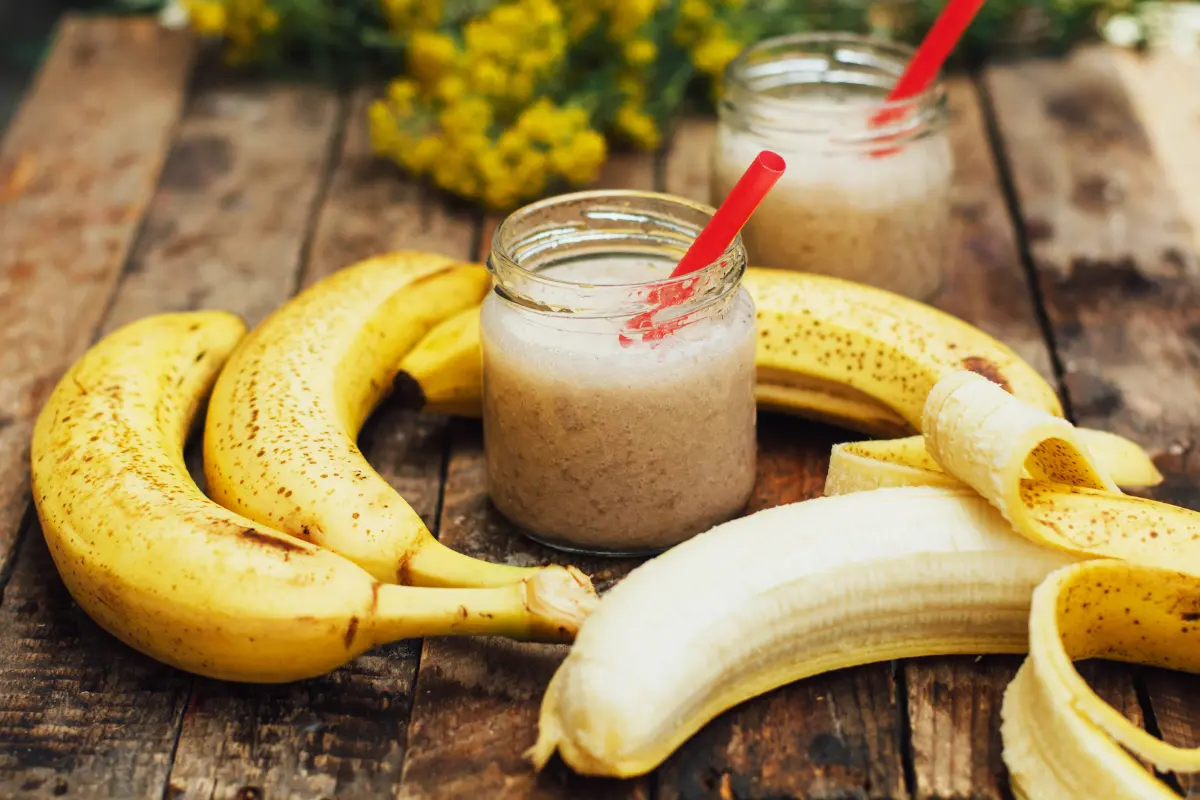 Descubra os benefícios do smoothie de banana, aprenda receitas deliciosas e receba dicas para preparar um smoothie perfeito para o seu dia a dia.