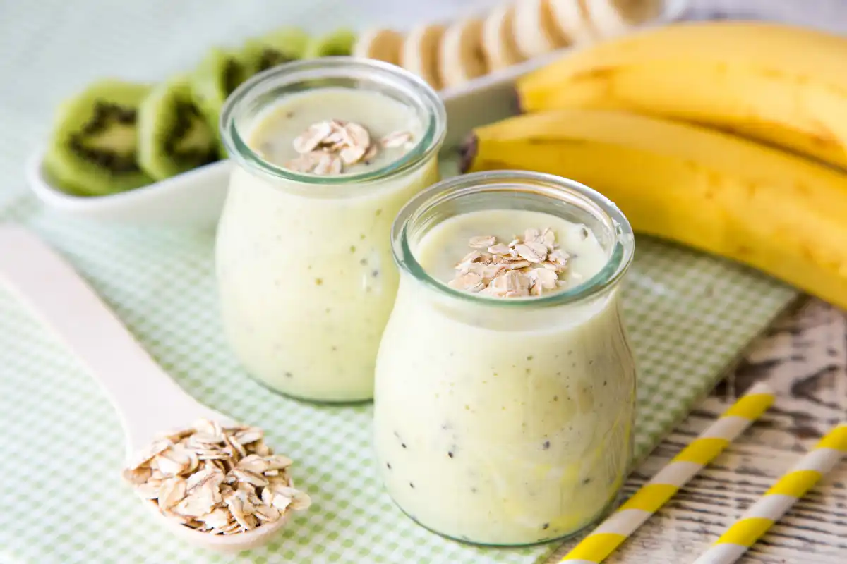 Descubra os benefícios do smoothie de banana, aprenda receitas deliciosas e receba dicas para preparar um smoothie perfeito para o seu dia a dia.