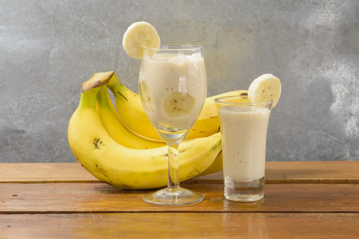 Descubra os benefícios do smoothie de banana, aprenda receitas deliciosas e receba dicas para preparar um smoothie perfeito para o seu dia a dia.