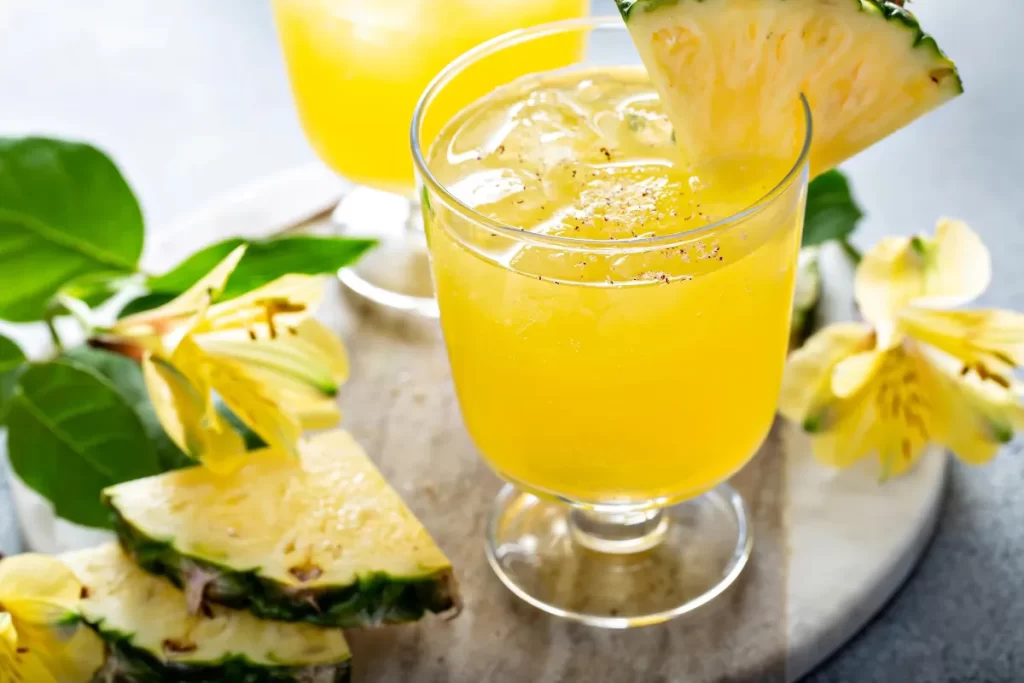 Descubra os incríveis benefícios do suco de abacaxi com hortela para a saúde e aprenda como fazer esse suco delicioso e refrescante.