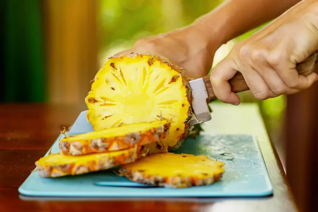 Descubra os incríveis benefícios do suco de abacaxi com hortela para a saúde e aprenda como fazer esse suco delicioso e refrescante.