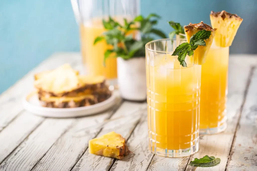 Descubra os incríveis benefícios do suco de abacaxi com hortela para a saúde e aprenda como fazer esse suco delicioso e refrescante.