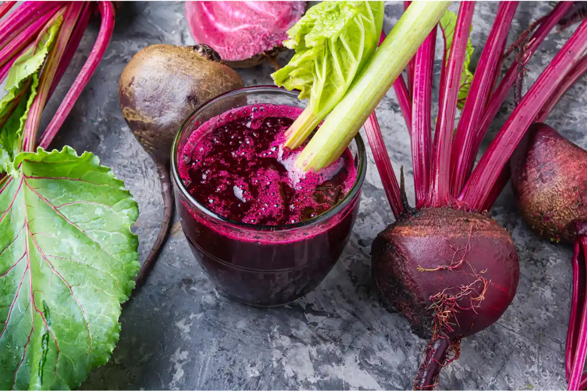 Descubra os incríveis benefícios do suco de beterraba com limão e aprenda como fazer essa deliciosa receita.