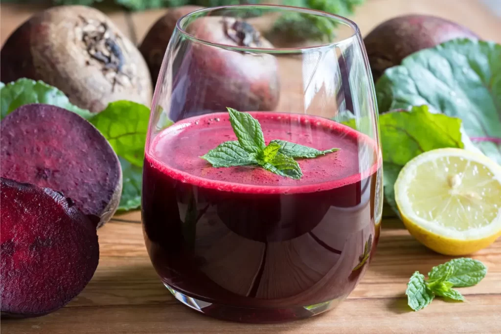 Descubra os incríveis benefícios do suco de beterraba com limão e aprenda como fazer essa deliciosa receita.