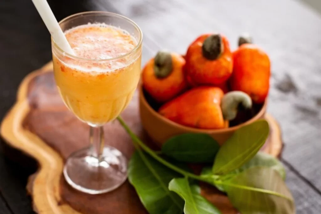 Aprenda tudo sobre o suco de caju, para que serve, seus benefícios a saúde. Descubra como fazer o suco de caju e se deliciar com essas receitas.