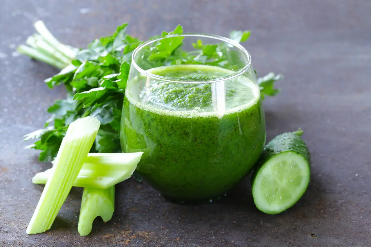 Conheça os benefícios do suco de pepino para a saúde e aprenda deliciosas receitas para incluir essa bebida poderosa na sua rotina.