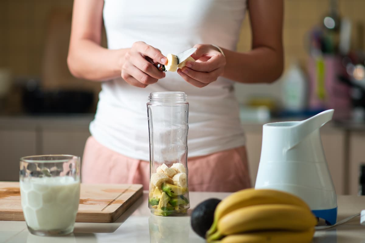 Descubra os incríveis benefícios da vitamina de abacate com banana, aprenda a fazer uma deliciosa receita e conheça dicas para deixá-la ainda mais saborosa e nutritiva.