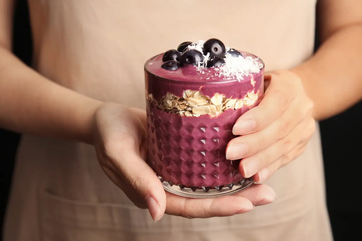 Descubra os benefícios da vitamina de açaí, uma bebida saudável e deliciosa que combina açaí, frutas e outros ingredientes nutritivos. Aprenda a fazer uma receita básica e aproveite todos os benefícios dessa poderosa fonte de energia e nutrição.