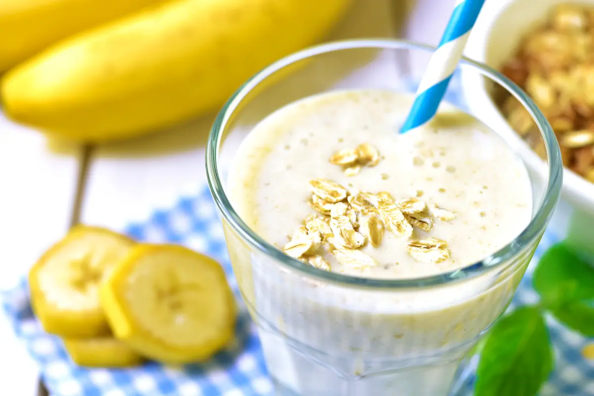 Descubra os benefícios da vitamina de banana com aveia, aprenda a fazer deliciosas receitas e conheça curiosidades sobre esses ingredientes incríveis para a saúde.