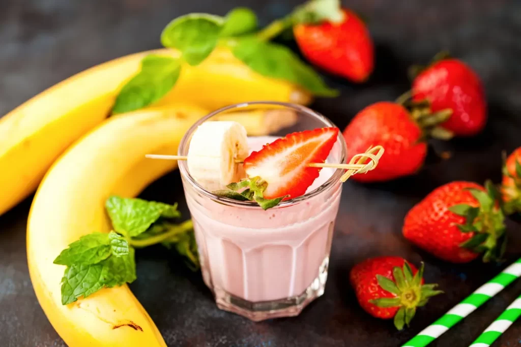 Descubra os incríveis benefícios que a vitamina de banana com morango pode trazer para a sua saúde e bem-estar. Aprenda a fazer a vitamina de banana com morango, dicas de consumo e seus efeitos colaterais.