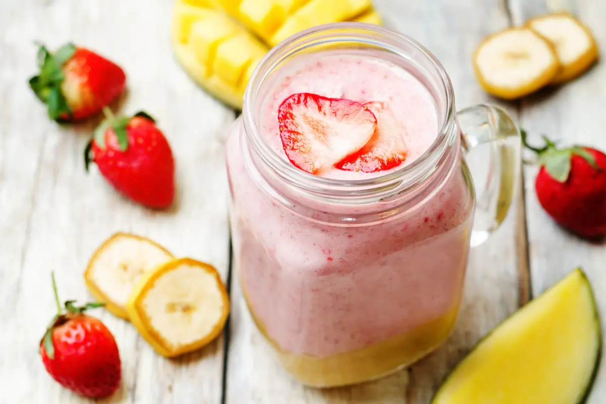 Descubra os incríveis benefícios que a vitamina de banana com morango pode trazer para a sua saúde e bem-estar. Aprenda a fazer a vitamina de banana com morango, dicas de consumo e seus efeitos colaterais.