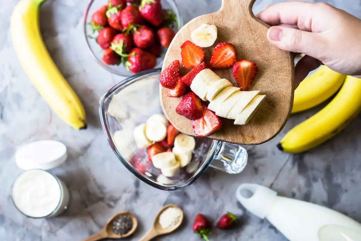 Descubra os incríveis benefícios que a vitamina de banana com morango pode trazer para a sua saúde e bem-estar. Aprenda a fazer a vitamina de banana com morango, dicas de consumo e seus efeitos colaterais.