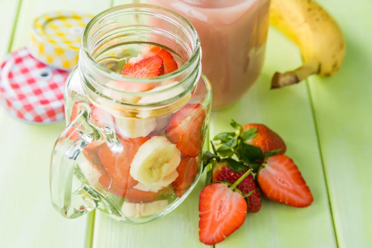 Descubra os incríveis benefícios que a vitamina de banana com morango pode trazer para a sua saúde e bem-estar. Aprenda a fazer a vitamina de banana com morango, dicas de consumo e seus efeitos colaterais.