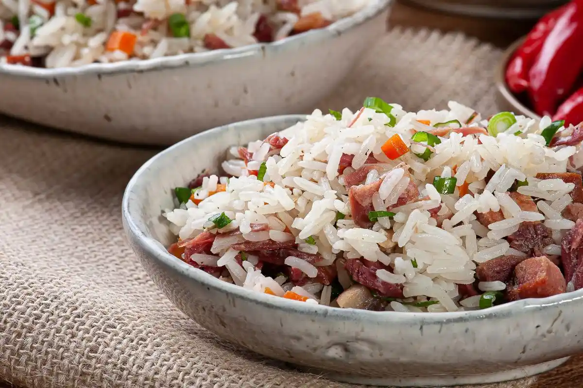 Aprenda como fazer arroz carreteiro, com um passo a passo detalhado de cada fase do preparo. Descubra os benefícios e valor nutricional dessa receita, além de dicas infalíveis para preparar o melhor arroz carreteiro para sua família.