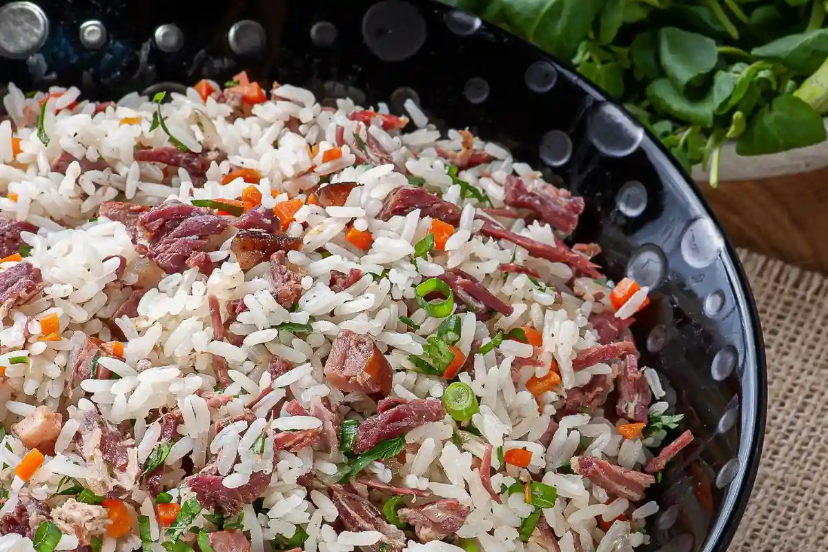 Aprenda como fazer arroz carreteiro, com um passo a passo detalhado de cada fase do preparo. Descubra os benefícios e valor nutricional dessa receita, além de dicas infalíveis para preparar o melhor arroz carreteiro para sua família.