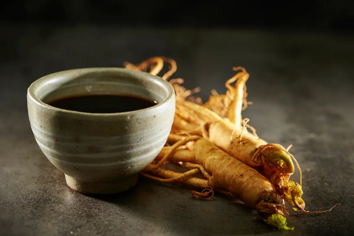 Descubra os incríveis benefícios do chá de ginseng para aumentar a energia, melhorar a função cerebral e fortalecer o sistema imunológico. Saiba como preparar o chá corretamente e conheça os possíveis efeitos colaterais a serem considerados.