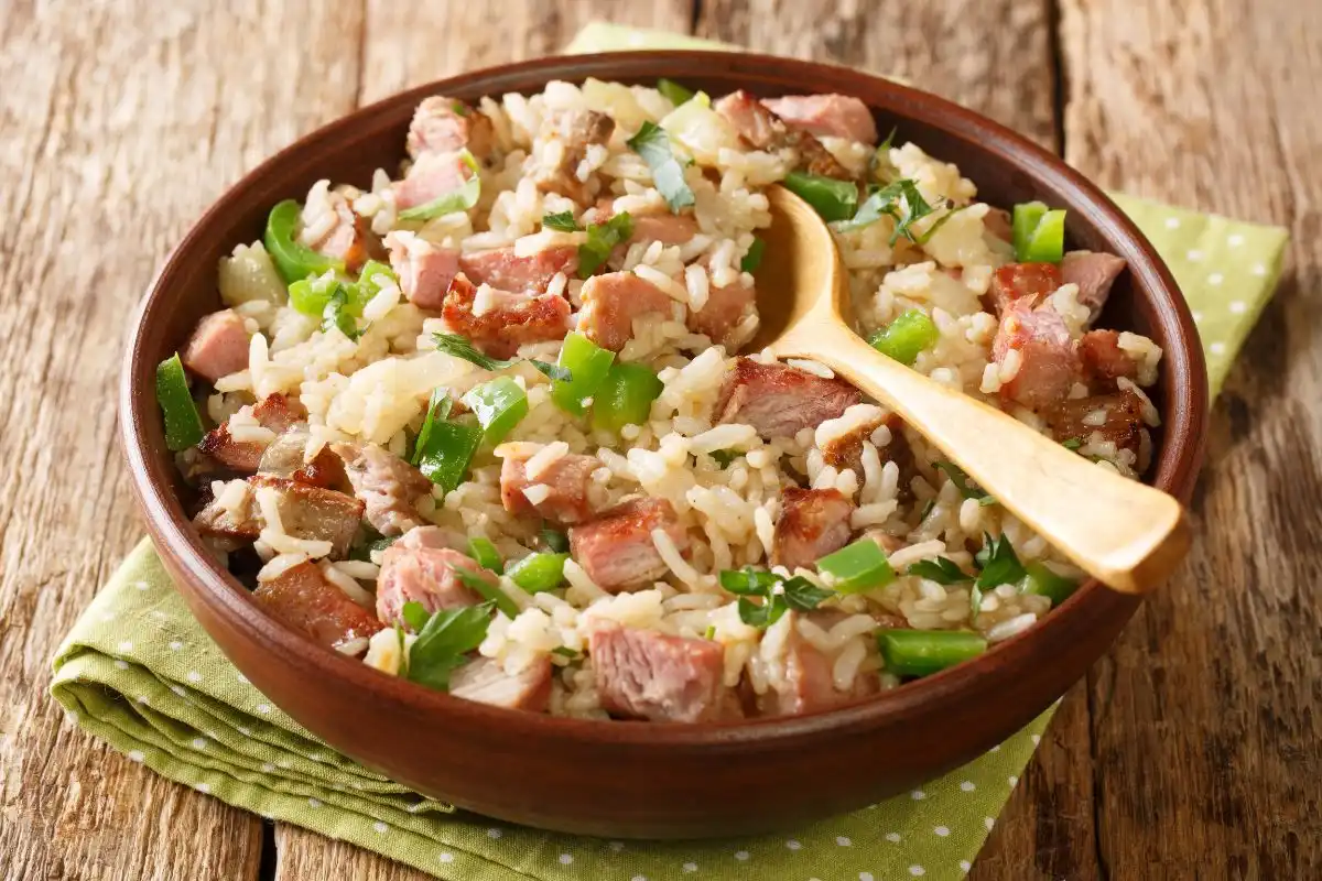 Aprenda como fazer arroz carreteiro, com um passo a passo detalhado de cada fase do preparo. Descubra os benefícios e valor nutricional dessa receita, além de dicas infalíveis para preparar o melhor arroz carreteiro para sua família.