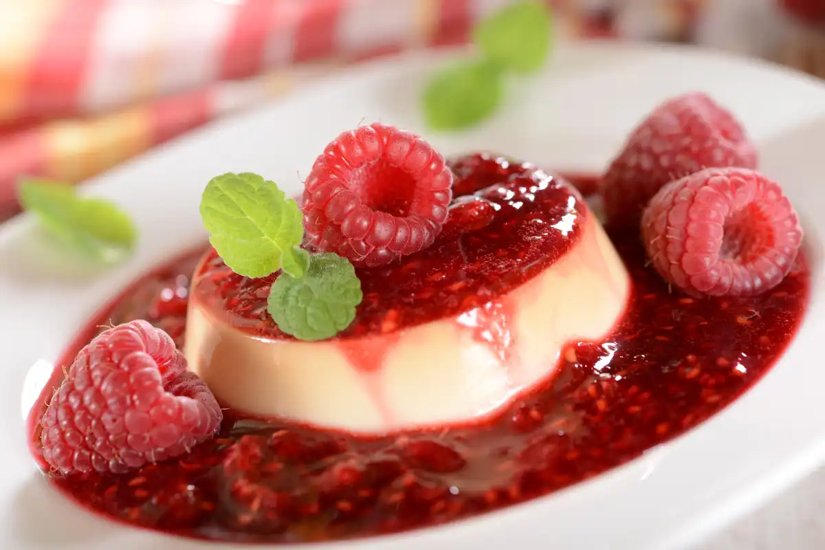 Aprenda como fazer a panna cotta de frutas vermelhas. Uma sobremesa deliciosa que encanta com sua suavidade e paladar refrescante. Descubra os 5 passos para fazer uma panna cotta de frutas vermelhas perfeita.