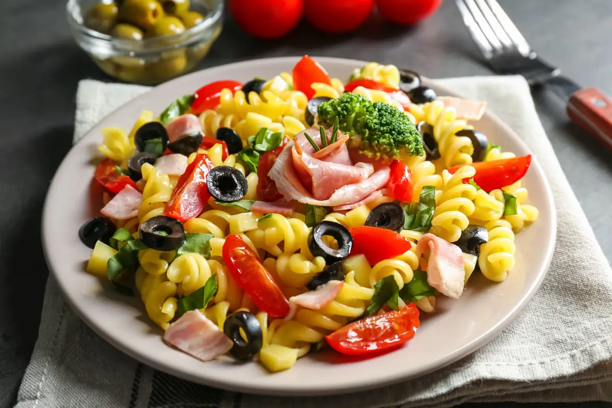 Aprenda como fazer a deliciosa salada de macarrão parafuso, com o passo a passo detalhado. Descubra as melhores dicas, o rendimento e tempo de preparo dessa salada de macarrão que pode ser servida em qualquer ocasião. 