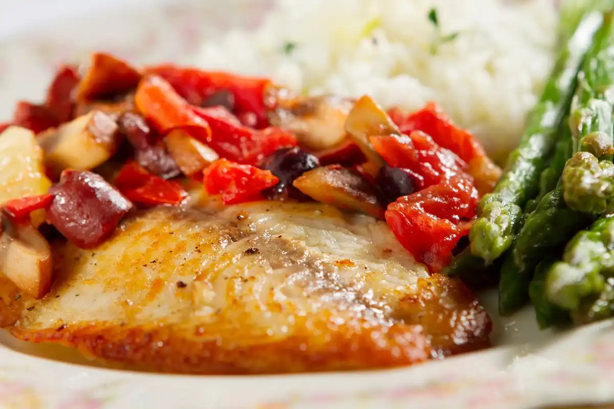 Aprenda como fazer essa receita deliciosa de file de tilapia no forno com batata. Descubra 5 dicas para deixar o seu file de tilapia no forno com batata simplesmente suculento e saboroso. Além de desfrutar dos incríveis benefícios dessa receita saudável, saborosa e nutritiva.