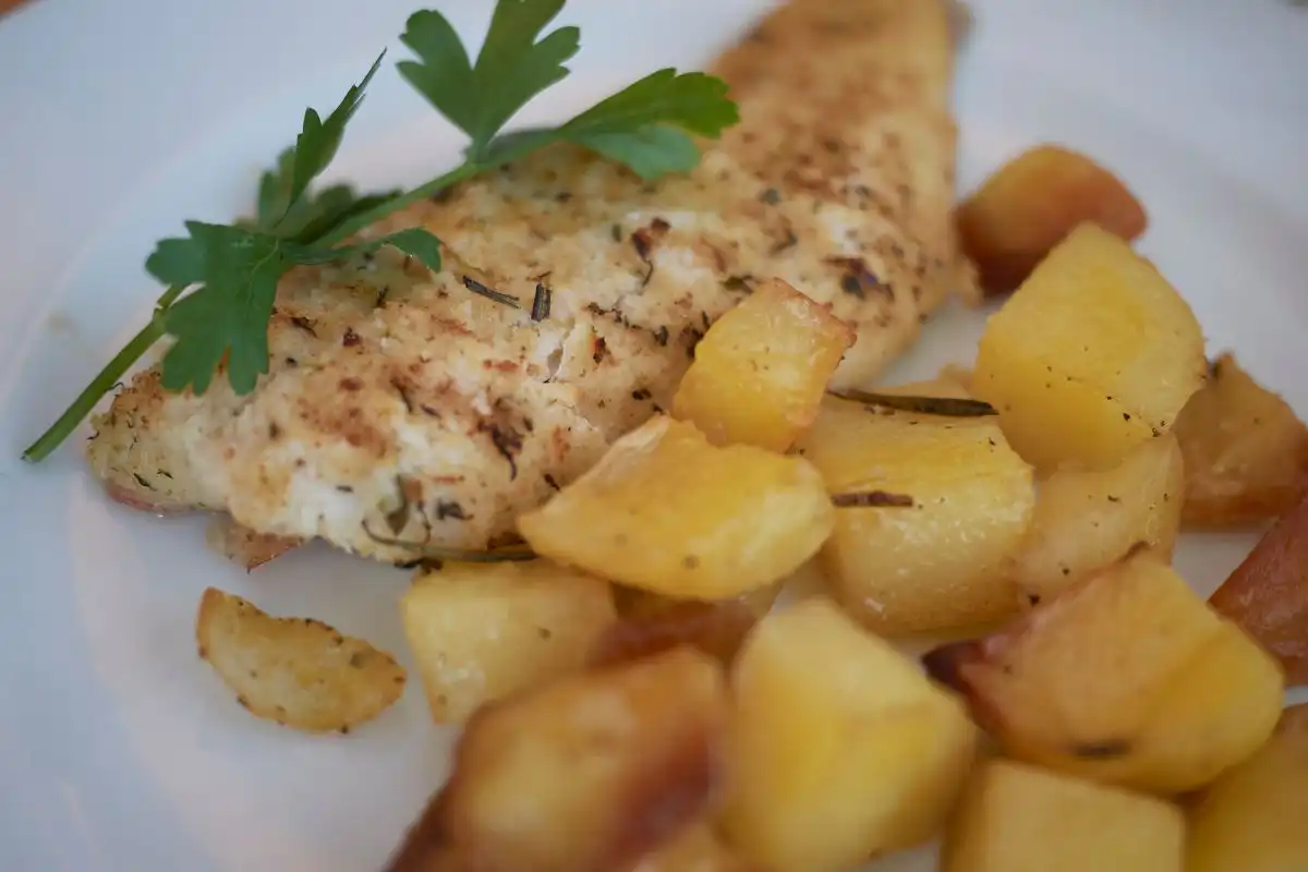 Aprenda como fazer essa receita deliciosa de file de tilapia no forno com batata. Descubra 5 dicas para deixar o seu file de tilapia no forno com batata simplesmente suculento e saboroso. Além de desfrutar dos incríveis benefícios dessa receita saudável, saborosa e nutritiva.