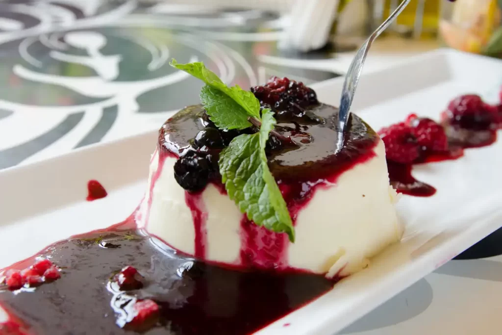 Aprenda como fazer a panna cotta de frutas vermelhas. Uma sobremesa deliciosa que encanta com sua suavidade e paladar refrescante. Descubra os 5 passos para fazer uma panna cotta de frutas vermelhas perfeita.