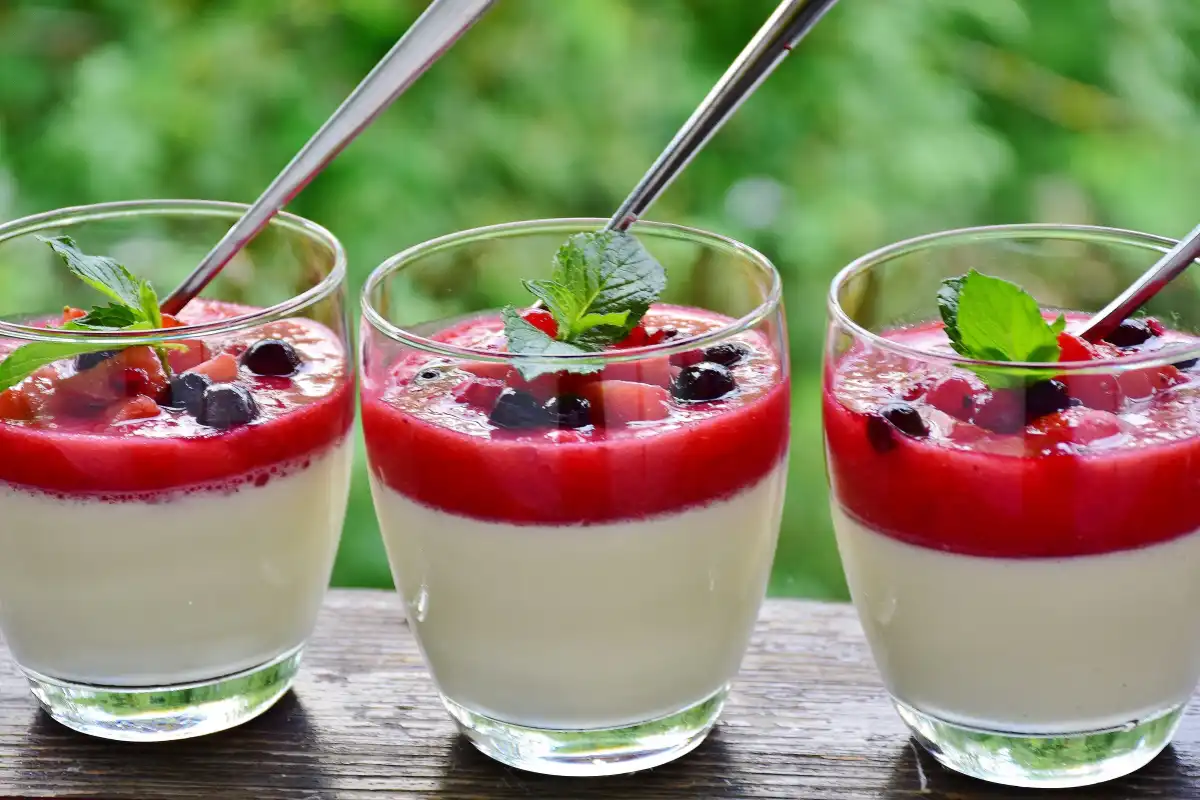 Aprenda como fazer a panna cotta de frutas vermelhas. Uma sobremesa deliciosa que encanta com sua suavidade e paladar refrescante. Descubra os 5 passos para fazer uma panna cotta de frutas vermelhas perfeita.