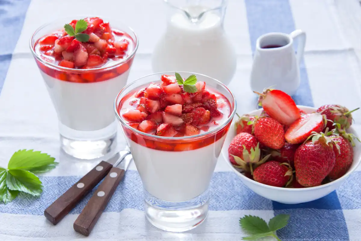 Aprenda como fazer a panna cotta de frutas vermelhas. Uma sobremesa deliciosa que encanta com sua suavidade e paladar refrescante. Descubra os 5 passos para fazer uma panna cotta de frutas vermelhas perfeita.